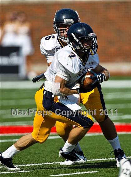 Thumbnail 1 in Everman vs. Highland Park (Tom Landry Classic) photogallery.