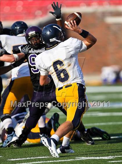 Thumbnail 2 in Everman vs. Highland Park (Tom Landry Classic) photogallery.