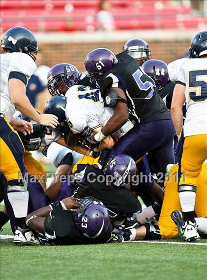 Thumbnail 2 in Everman vs. Highland Park (Tom Landry Classic) photogallery.
