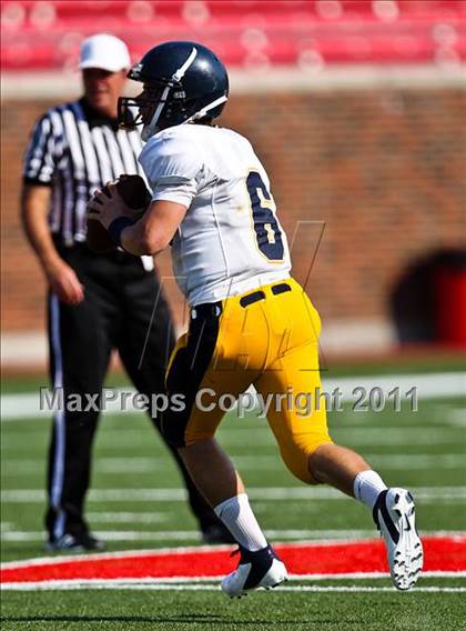 Thumbnail 3 in Everman vs. Highland Park (Tom Landry Classic) photogallery.