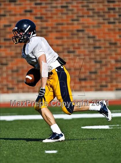 Thumbnail 1 in Everman vs. Highland Park (Tom Landry Classic) photogallery.
