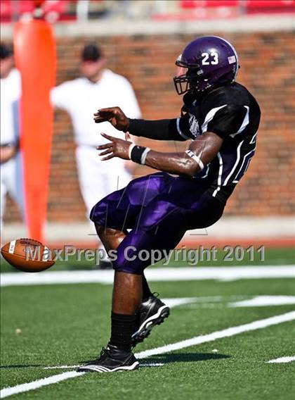 Thumbnail 2 in Everman vs. Highland Park (Tom Landry Classic) photogallery.