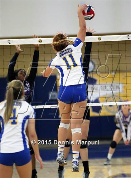 Thumbnail 3 in Mission Oak vs. Bakersfield Christian (CIF Central D3 Final) photogallery.