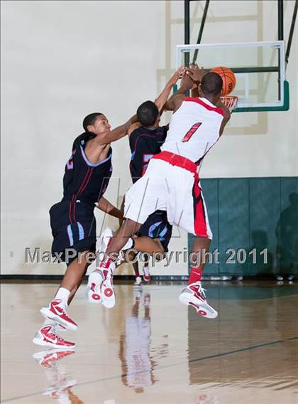 Thumbnail 1 in Skyline vs. Horn (CFB Invitational) photogallery.
