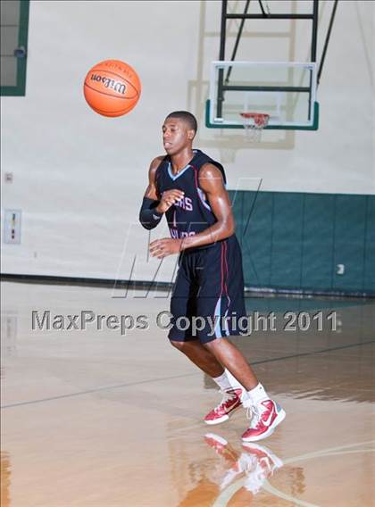 Thumbnail 2 in Skyline vs. Horn (CFB Invitational) photogallery.