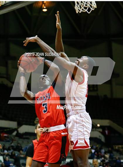 Thumbnail 2 in Lake Taylor vs Hampton  (Iverson Holiday Crossover Showcase) photogallery.