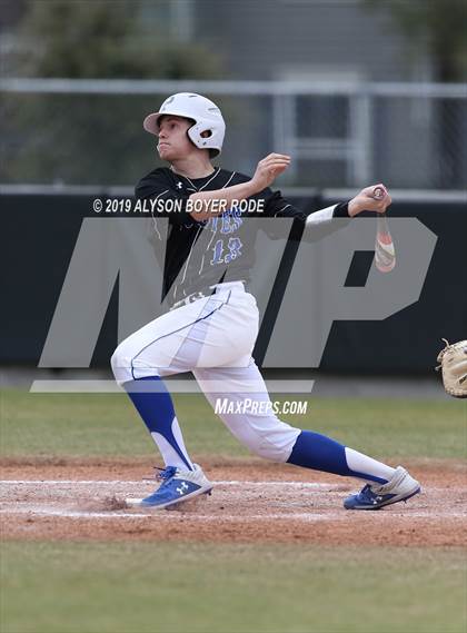 Thumbnail 2 in Plano West vs. Little Elm photogallery.