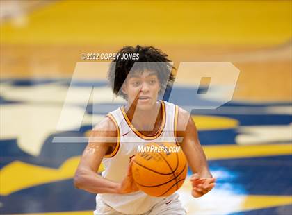 Thumbnail 3 in Shiloh vs Holy Innocent (Tournament of Champions Holiday Classic) photogallery.