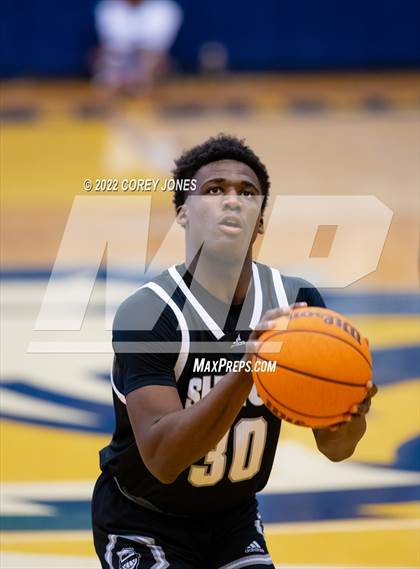 Thumbnail 3 in Shiloh vs Holy Innocent (Tournament of Champions Holiday Classic) photogallery.