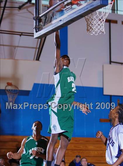 Thumbnail 3 in John Bowne vs Bassick (Queens Jam Christmas Classic) photogallery.