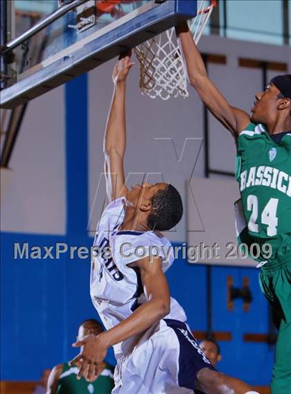 Thumbnail 3 in John Bowne vs Bassick (Queens Jam Christmas Classic) photogallery.