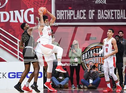 Thumbnail 1 in Holy Spirit Prep vs. Long Island Lutheran (Spalding Hoophall Classic) photogallery.