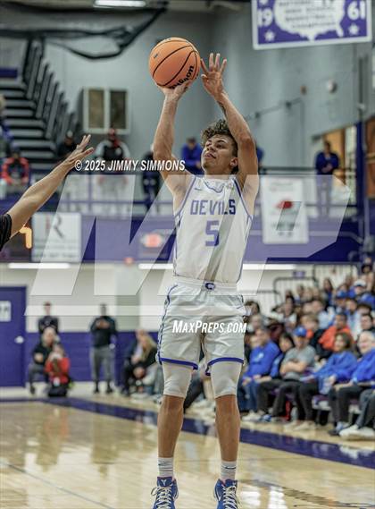 Thumbnail 3 in Quincy vs. Alton (IHSA 4A Sectional Semifinals) photogallery.