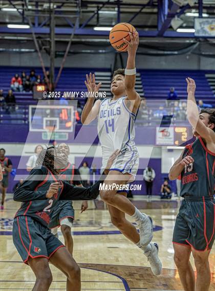 Thumbnail 2 in Quincy vs. Alton (IHSA 4A Sectional Semifinals) photogallery.