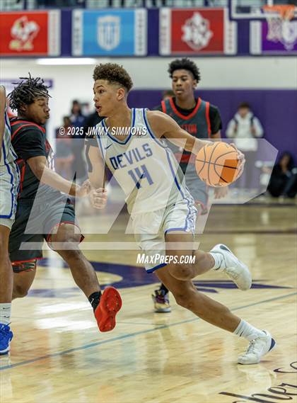 Thumbnail 3 in Quincy vs. Alton (IHSA 4A Sectional Semifinals) photogallery.