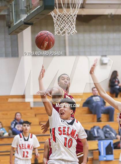 Thumbnail 1 in Selma vs. Tulare Union (Andrew Bedoya Holiday Classic) photogallery.