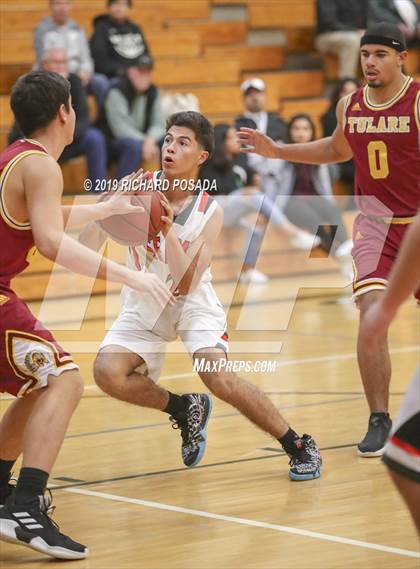 Thumbnail 2 in Selma vs. Tulare Union (Andrew Bedoya Holiday Classic) photogallery.