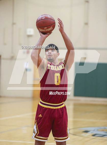 Thumbnail 1 in Selma vs. Tulare Union (Andrew Bedoya Holiday Classic) photogallery.