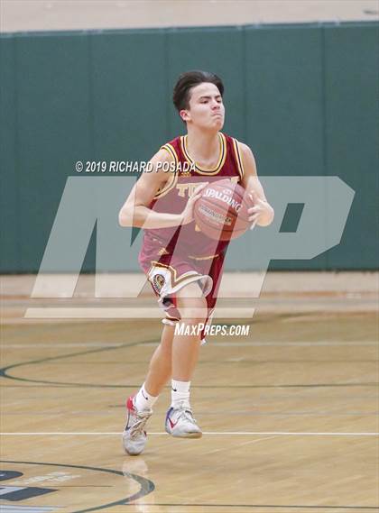 Thumbnail 2 in Selma vs. Tulare Union (Andrew Bedoya Holiday Classic) photogallery.