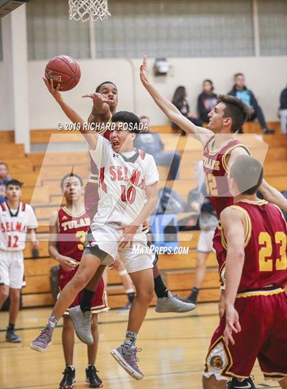 Thumbnail 3 in Selma vs. Tulare Union (Andrew Bedoya Holiday Classic) photogallery.