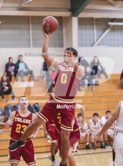 Thumbnail 3 in Selma vs. Tulare Union (Andrew Bedoya Holiday Classic) photogallery.