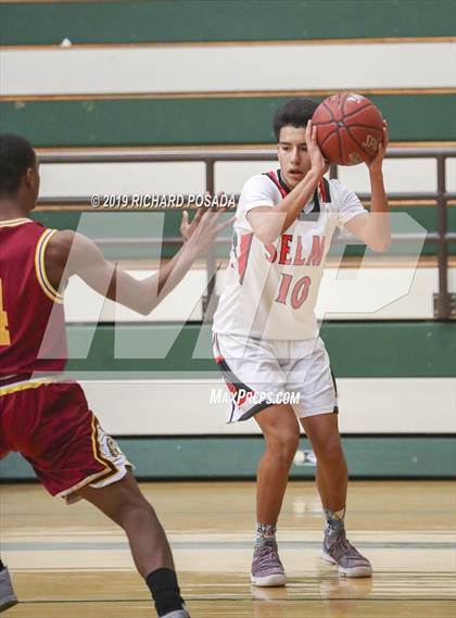 Thumbnail 3 in Selma vs. Tulare Union (Andrew Bedoya Holiday Classic) photogallery.