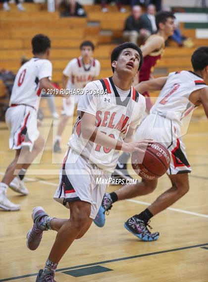 Thumbnail 3 in Selma vs. Tulare Union (Andrew Bedoya Holiday Classic) photogallery.
