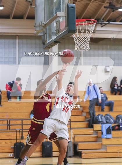 Thumbnail 2 in Selma vs. Tulare Union (Andrew Bedoya Holiday Classic) photogallery.