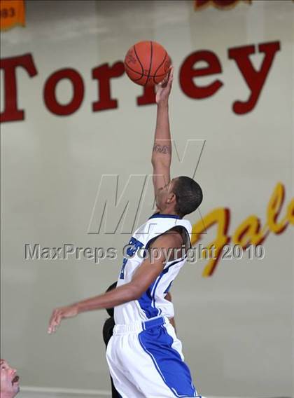 Thumbnail 1 in Price vs. Newark Memorial (MaxPreps Holiday Classic) photogallery.