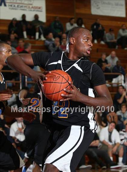 Thumbnail 1 in Price vs. Newark Memorial (MaxPreps Holiday Classic) photogallery.