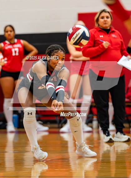 Thumbnail 2 in Clark vs. Lake Travis photogallery.