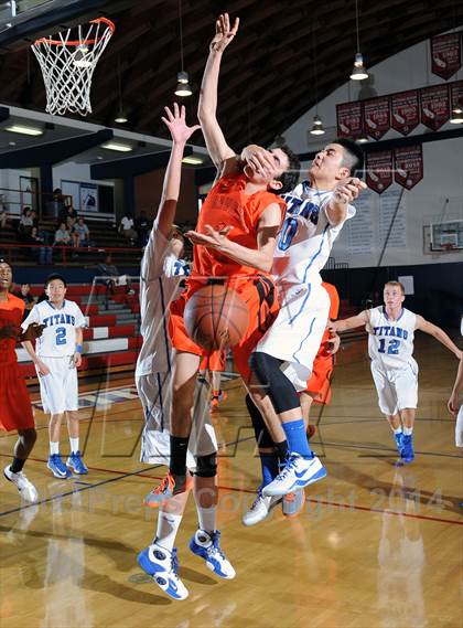 Thumbnail 2 in San Marino vs. Beverly Hills  (Lancer Hoops Classic Showcase) photogallery.
