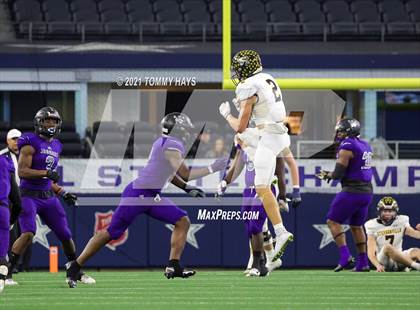 Thumbnail 3 in Stephenville vs. LBJ Austin (UIL Football 4A D1 Finals) photogallery.