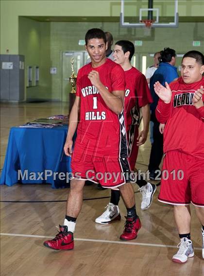 Thumbnail 3 in Verdugo Hills vs. El Camino Real (CIF LA City Section D3 Final) photogallery.