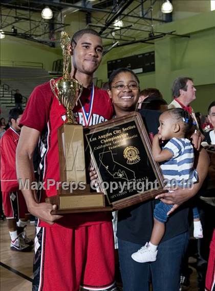 Thumbnail 1 in Verdugo Hills vs. El Camino Real (CIF LA City Section D3 Final) photogallery.