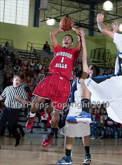 Thumbnail 3 in Verdugo Hills vs. El Camino Real (CIF LA City Section D3 Final) photogallery.