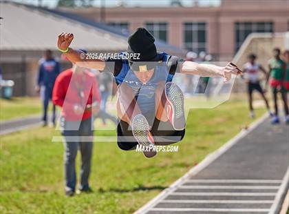 Thumbnail 3 in UIL 6A Track & Field Area 13&14 (Long Jump) photogallery.