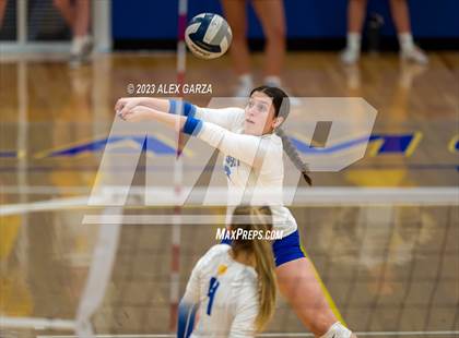Thumbnail 1 in South San vs Alamo Heights (UIL 5A Region 4 Bi-District Playoff) photogallery.