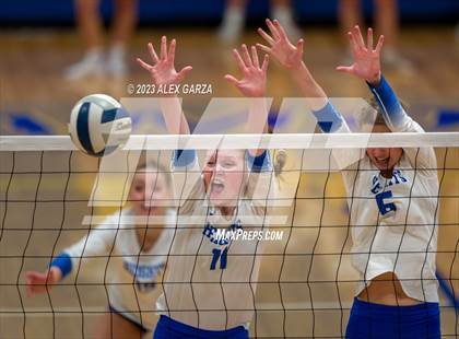 Thumbnail 1 in South San vs Alamo Heights (UIL 5A Region 4 Bi-District Playoff) photogallery.