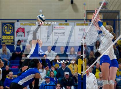 Thumbnail 1 in South San vs Alamo Heights (UIL 5A Region 4 Bi-District Playoff) photogallery.