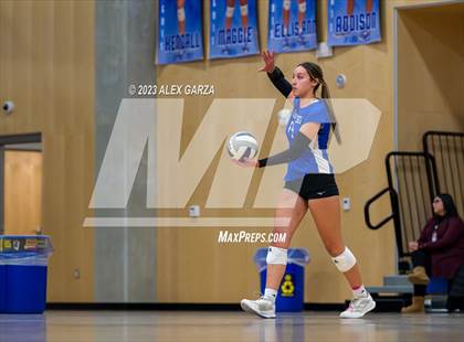 Thumbnail 1 in South San vs Alamo Heights (UIL 5A Region 4 Bi-District Playoff) photogallery.