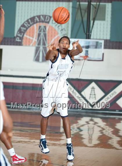 Thumbnail 3 in Huntington vs. Bellaire  (McDonalds Texas Invitational) photogallery.