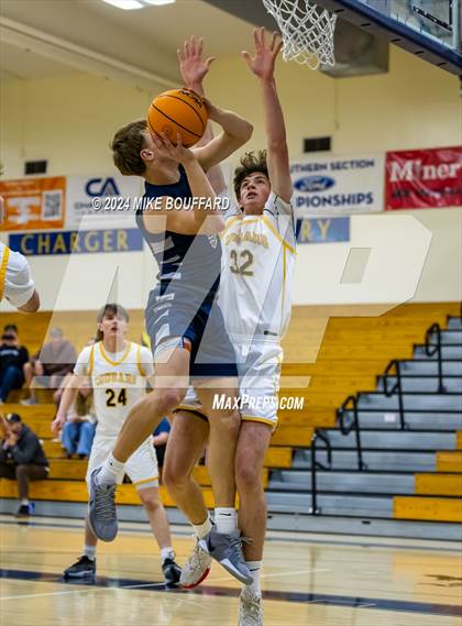 Thumbnail 3 in Ventura vs Bakersfield (Santa Barbara Holiday Classic) photogallery.