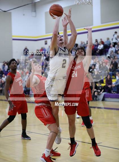 Thumbnail 3 in London vs Bloom Carroll (OHSAA D2 Sectional Final) photogallery.