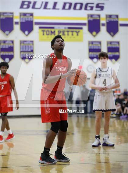 Thumbnail 2 in London vs Bloom Carroll (OHSAA D2 Sectional Final) photogallery.