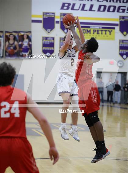 Thumbnail 2 in London vs Bloom Carroll (OHSAA D2 Sectional Final) photogallery.