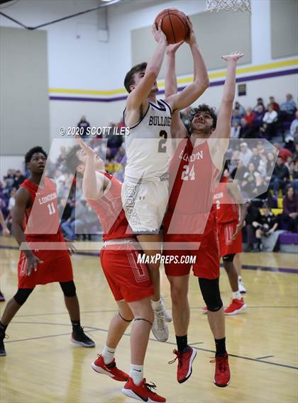 Thumbnail 2 in London vs Bloom Carroll (OHSAA D2 Sectional Final) photogallery.