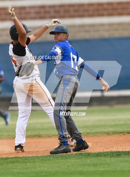 Thumbnail 3 in Burbank vs Lanier [Sidney] photogallery.
