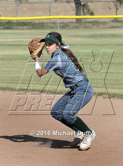Thumbnail 2 in Dinuba vs. Tehachapi photogallery.