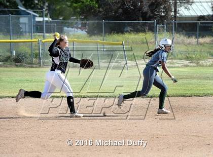 Thumbnail 2 in Dinuba vs. Tehachapi photogallery.